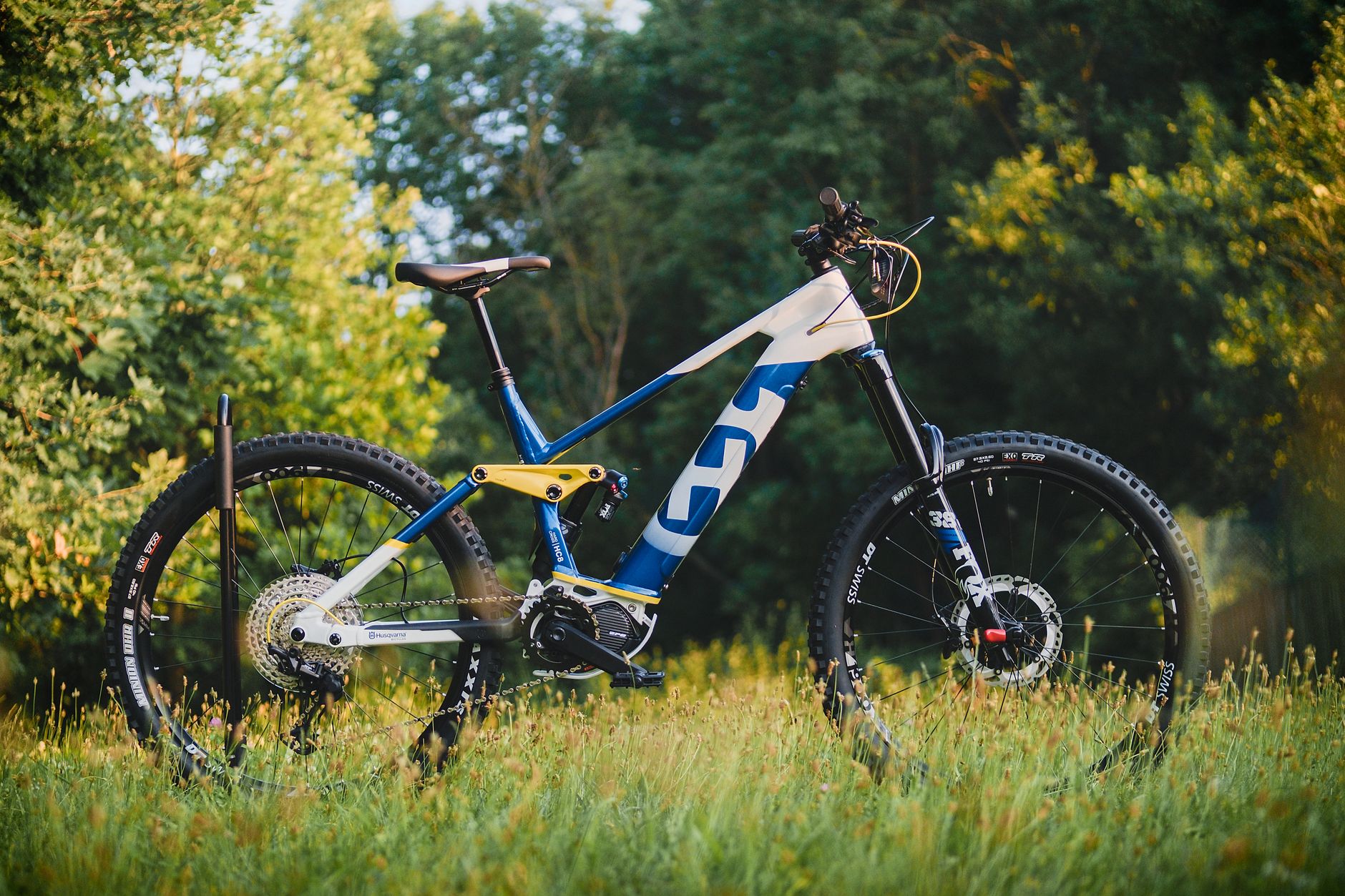 A sleek e-bike resting on a vibrant green meadow during the day. Perfect for outdoor adventures.